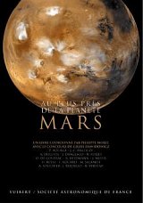 L'image semble être une couverture de livre intitulée "Au plus près de la planète Mars". Sur fond sombre, le mot "MARS" est écrit en grandes lettres au centre. Une représentation de la planète Mars est visible, mettant en avant sa surface, et des noms d'auteurs ou de contributeurs sont mentionnés en bas. Ce livre pourrait aborder des sujets liés à l'exploration de Mars et ses particularités.