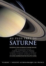 L'image montre une couverture de livre intitulée "Au plus près de Saturne". Elle présente une belle illustration de la planète Saturne, mettant en valeur ses anneaux caractéristiques. Le titre est inscrit en lettres blanches sur fond noir, avec des informations supplémentaires en bas concernant les contributeurs et le coordinateur du livre. L'ensemble dégage une atmosphère scientifique et captivante, évoquant l'exploration de cette planète fascinante.