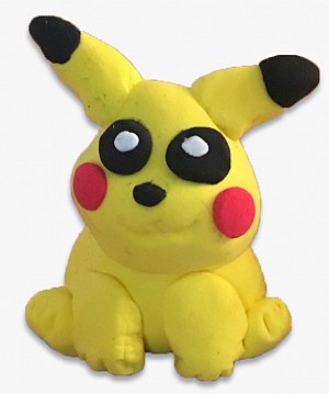 L'image montre une figurine en pâte à modeler ou en céramique qui représente un personnage jaune avec des oreilles pointues. Ce personnage a des joues rouges et de grands yeux noirs, ce qui lui donne un aspect mignon et expressif. Il est assis, avec un corps rond et des pattes courtes. Les couleurs vives et le style stylisé rappellent un personnage de dessin animé.