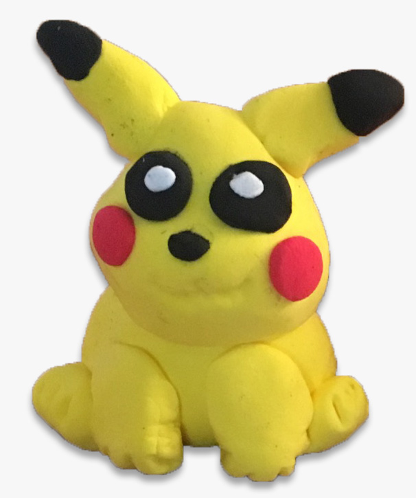 L'image montre une figurine en pâte à modeler ou en céramique qui représente un personnage jaune avec des oreilles pointues. Ce personnage a des joues rouges et de grands yeux noirs, ce qui lui donne un aspect mignon et expressif. Il est assis, avec un corps rond et des pattes courtes. Les couleurs vives et le style stylisé rappellent un personnage de dessin animé.