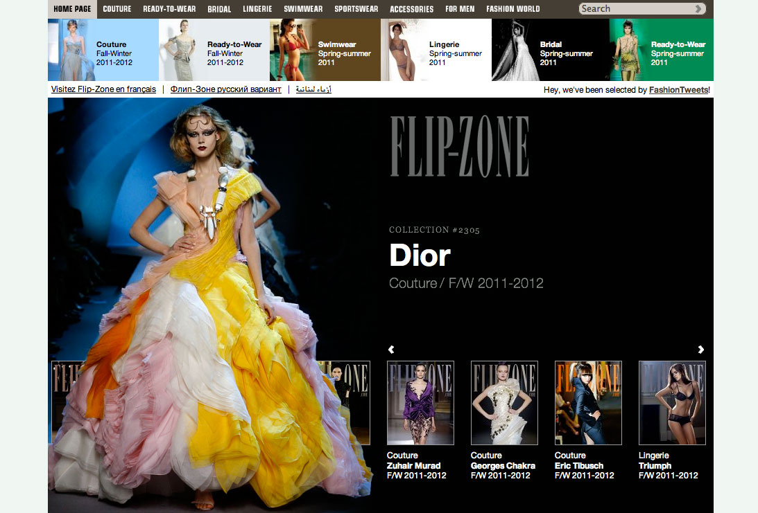 L'image présente un mannequin défilant lors d'un événement de mode, portant une robe de la collection Dior Couture automne/hiver 2011-2012. La robe se distingue par ses couleurs vives et ses drapés artistiques, allant du jaune au blanc, créant une silhouette dynamique et élégante. Le fond sombre met en valeur le vêtement, accentuant les détails de la création. Le design témoigne du savoir-faire et de la créativité associés à la haute couture.