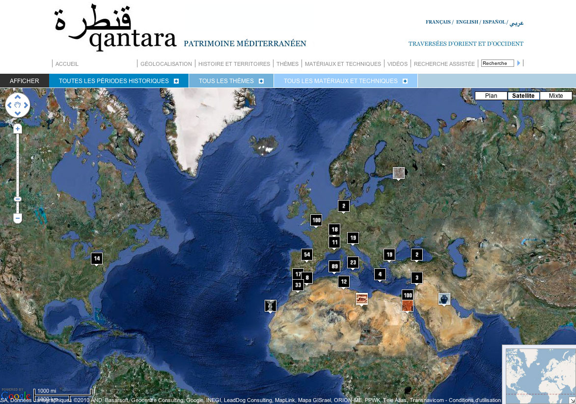 L'image montre une carte interactive du patrimoine méditerranéen, avec des points numérotés qui indiquent différents sites ou thèmes d'intérêt culturel et historique. La carte est accompagnée de menus en plusieurs langues, dont le français, l'anglais et l'espagnol. On peut voir des éléments tels que des descriptions de périodes historiques, des matériaux et techniques, ainsi qu'une option pour la recherche. L'interface semble conviviale, invitant les utilisateurs à explorer le patrimoine de la région.