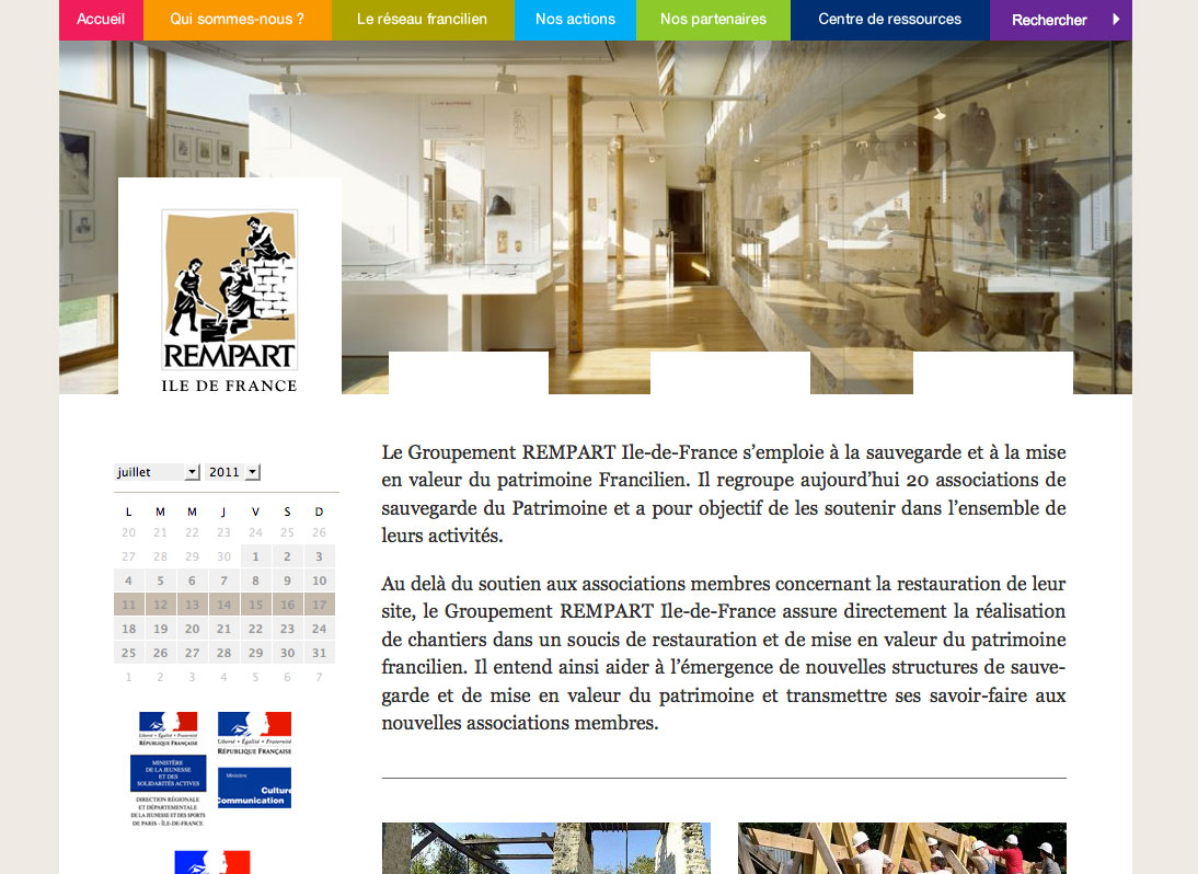 L'image présente une page web du Groupement REMPART Île-de-France, dédié à la sauvegarde du patrimoine. La mise en page inclut un calendrier, des liens vers différentes sections comme "Qui sommes-nous ?", "Le réseau français", et "Nos partenaires". On y trouve également des informations sur la mission du groupement, qui consiste à soutenir les associations de sauvegarde du patrimoine et à promouvoir la restauration de monuments historiques. Le design est coloré et engageant, avec une interface conviviale.