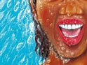 L'image montre un visage souriant, probablement celui d'une personne en train de se baigner ou sous la douche. L'eau ruisselle sur sa peau, créant un effet rafraîchissant. La couleur de la peau semble être riche et chaleureuse, et les lèvres sont d'un rouge vif. L'arrière-plan est bleu, suggérant une ambiance estivale et joyeuse. Les gouttes d'eau ajoutent une texture dynamique à l'ensemble de l'image.