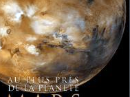 L'image montre une représentation artistique de la planète Mars, probablement avec des couleurs rouges et orangées qui évoquent son atmosphère. Le texte en haut indique "Au plus près de la planète Mars", suggérant un projet ou un livre axé sur l'exploration ou l'étude de Mars. Le nom "Philippe Morel" est mentionné, ce qui indique qu'il a contribué à ce livre. L'ensemble évoque un intérêt pour l'astronomie et la découverte spatiale.