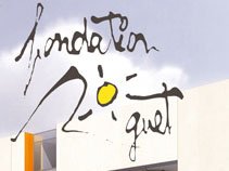 L'image semble présenter un logo ou un design lié à une fondation. On y voit le mot "fondation" écrit dans un style artistique, accompagné d'un dessin simplifié d'un soleil. Le fond est moderne, avec des éléments architecturaux aux formes géométriques et des couleurs neutres, évoquant peut-être un espace convivial ou culturel. Le design suggère une approche contemporaine et accueillante.