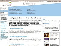 L'image semble représenter un site web dédié à la Francophonie, mettant en avant des thèmes tels que la paix, la démocratie et les droits de l'Homme. On y trouve des sections sur la langue française, la culture, les institutions et divers espaces de discussion. Le design est probablement structuré avec des titres, des liens et des informations visant à promouvoir la compréhension et le respect des valeurs universelles au sein de la communauté francophone.