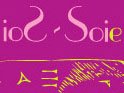 L'image présente un arrière-plan rose vif, avec des éléments graphiques en jaune. On peut y voir des motifs stylisés qui évoquent des formes abstraites. Le mot "Soie" est écrit dans une typographie originale, ajoutant une touche artistique à l'ensemble. L'image semble avoir une esthétique moderne et colorée.