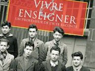 L'image semble représenter un groupe de jeunes hommes, posant ensemble, probablement à une époque antérieure, peut-être dans un cadre scolaire ou éducatif. Ils sont vêtus de manière formelle pour l'époque. En arrière-plan, il y a un panneau ou une affiche qui mentionne "VIVRE ENSEIGNER : UN PARCOURS DE VIE RACONTÉ", ce qui suggère un lien avec le thème de l'enseignement ou de l'éducation. L'atmosphère générale donne l'impression de camaraderie et de sérieux.