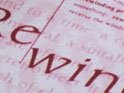 L'image présente un fond avec du texte en caractères rouges. On peut distinguer des mots tels que "rewind" et d'autres lettres, suggérant peut-être un thème lié à la mémoire ou à la révision. Le style de la police semble être moderne et l'ensemble donne une impression de composition graphique.