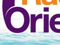 L'image montre un logo avec le mot "Orientation" en lettres stylisées. Les couleurs dominantes sont le violet et l'orange, et il y a un fond qui évoque l'eau, suggérant une atmosphère calme et agréable.