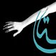 L'image montre un bras humain étendu avec une main ouverte, sur un fond noir. À côté, ou peut-être intégré à l'image, il y a un élément graphique en turquoise qui pourrait imiter une forme stylisée ou un symbole. L'ensemble de la composition crée un contraste fort entre le noir du fond et le blanc du bras, avec la couleur turquoise ajoutant une touche visuelle intéressante.