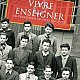 L'image semble représenter un groupe de jeunes hommes, posant ensemble, probablement à une époque antérieure, peut-être dans un cadre scolaire ou éducatif. Ils sont vêtus de manière formelle pour l'époque. En arrière-plan, il y a un panneau ou une affiche qui mentionne "VIVRE ENSEIGNER : UN PARCOURS DE VIE RACONTÉ", ce qui suggère un lien avec le thème de l'enseignement ou de l'éducation. L'atmosphère générale donne l'impression de camaraderie et de sérieux.