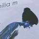 L'image présente une silhouette d'une personne vue de profil, avec un style minimaliste et des couleurs froides. Les traits sont délicats et l'expression semble contemplative. On peut également remarquer des éléments de design graphique qui complètent la composition. L'ensemble dégage une atmosphère artistique et introspective.