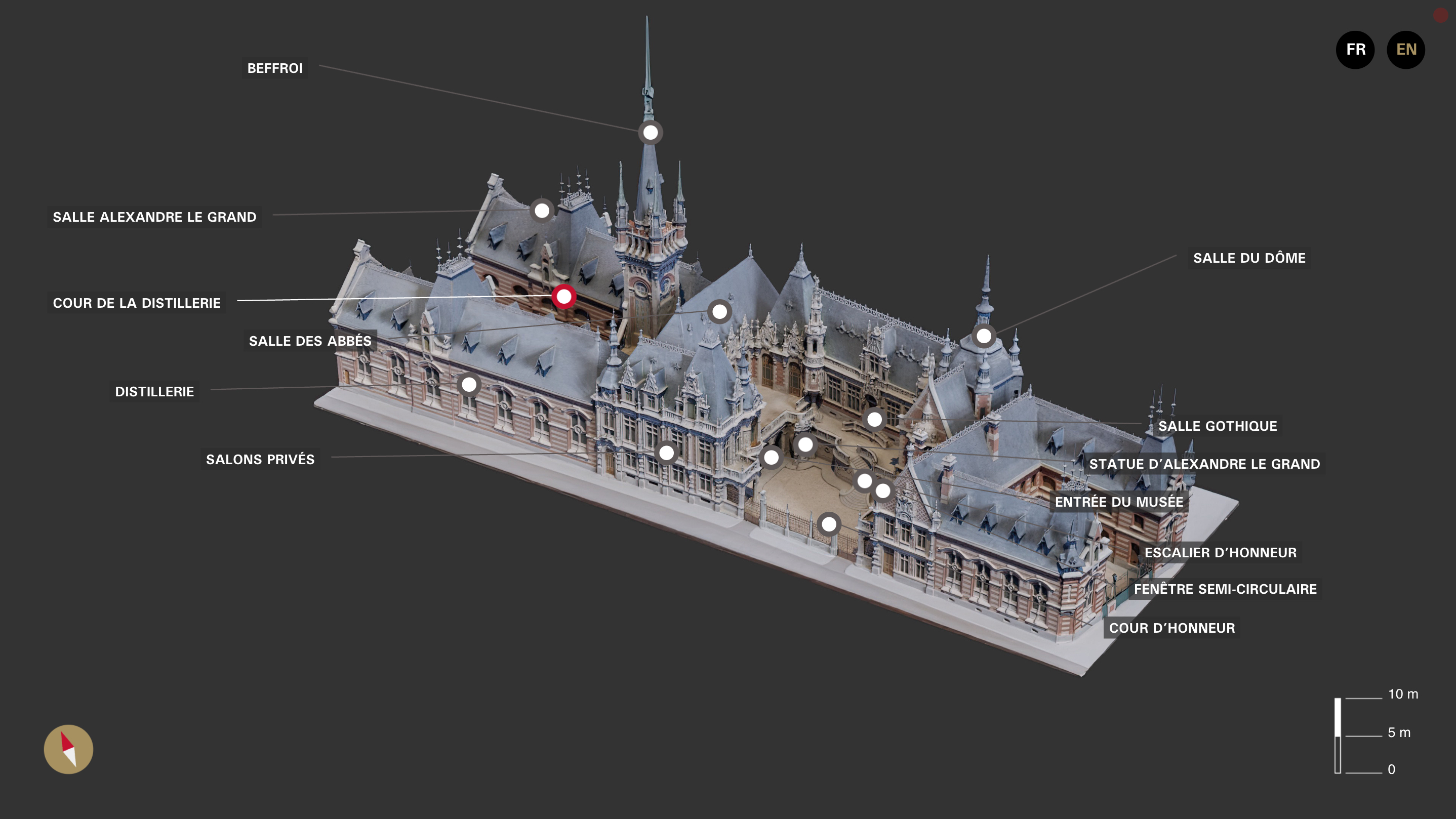 L'image représente une maquette ou un plan d'un bâtiment complexe, probablement un musée ou un palais. On y voit différentes parties du bâtiment étiquetées avec des noms, tels que "Salle Alexandre le Grand," "Salle du Dôme," "Salle Gothique," et "Cour d'Honneur." Il y a également des indications pour des zones spécifiques comme "Distillerie" et "Salons Privés." Des repères de distance sont mentionnés en bas à gauche pour donner une idée de l'échelle. Les labels sont en français et en anglais, ce qui suggère que l'image pourrait être destinée à un public bilingue.