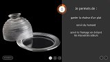 L'image montre un plat couvert en verre avec un couvercle en forme de dôme. Le fond est noir, ce qui met en valeur la transparence et le design du plat. À droite, un texte mentionne plusieurs fonctions de cet objet : garder la chaleur d'un plat, servir du homard, et servir le fromage en évitant les mauvaises odeurs.
