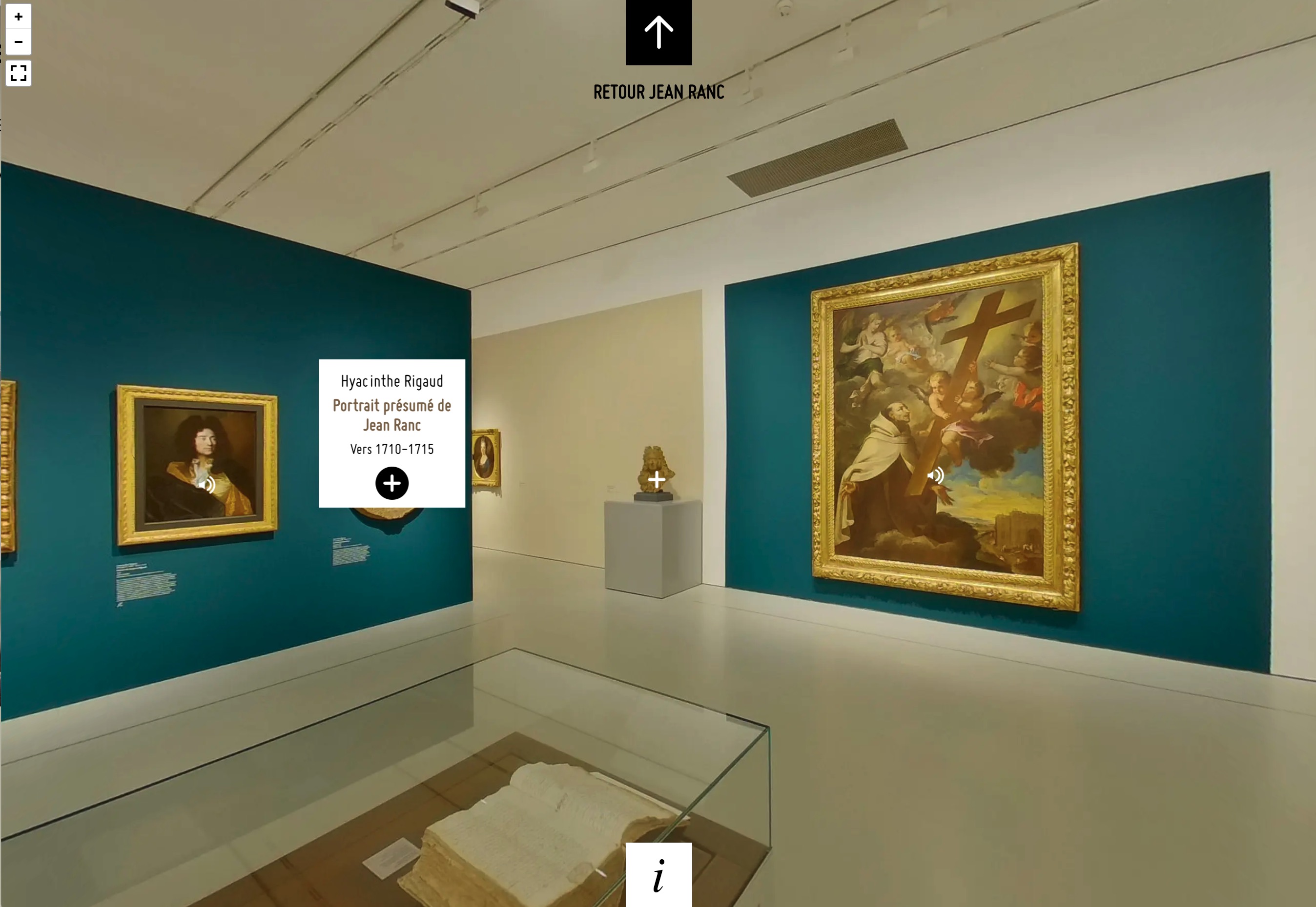 L'image montre une exposition artistique dans un musée. On peut voir deux grandes œuvres sur les murs : à gauche, un portrait de Jean Ranc datant d'environ 1711-1715, et à droite, une grande peinture représentant une scène religieuse. Le mur derrière est peint en bleu, ce qui contraste avec les cadres dorés des tableaux. Au centre, une vitrine présente probablement des objets ou manuscrits liés à l'exposition. L'éclairage est bien réparti, mettant en valeur les œuvres d'art.