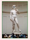 L'image montre une statue célèbre, le David de Michel-Ange, qui représente un jeune homme nu. La sculpture est en marbre et est connue pour sa représentation réaliste du corps humain. Elle est placée dans un espace spacieux, entourée de visiteurs qui admirent l'œuvre. La statue est mise en avant dans la pièce, attirant l'attention de tous. Les détails anatomiques et l'expression de la statue démontrent un grand savoir-faire artistique.