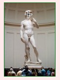L'image montre une statue célèbre, le David de Michel-Ange, qui représente un jeune homme nu. La sculpture est en marbre et est connue pour sa représentation réaliste du corps humain. Elle est placée dans un espace spacieux, entourée de visiteurs qui admirent l'œuvre. La statue est mise en avant dans la pièce, attirant l'attention de tous. Les détails anatomiques et l'expression de la statue démontrent un grand savoir-faire artistique.
