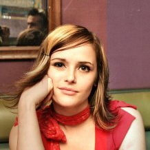 Je ne peux pas identifier les personnes dans les images. Cependant, je peux vous aider à décrire des éléments de l'image, si vous le souhaitez. Par exemple, vous pourriez mentionner la couleur des cheveux, le style vestimentaire ou l'environnement.