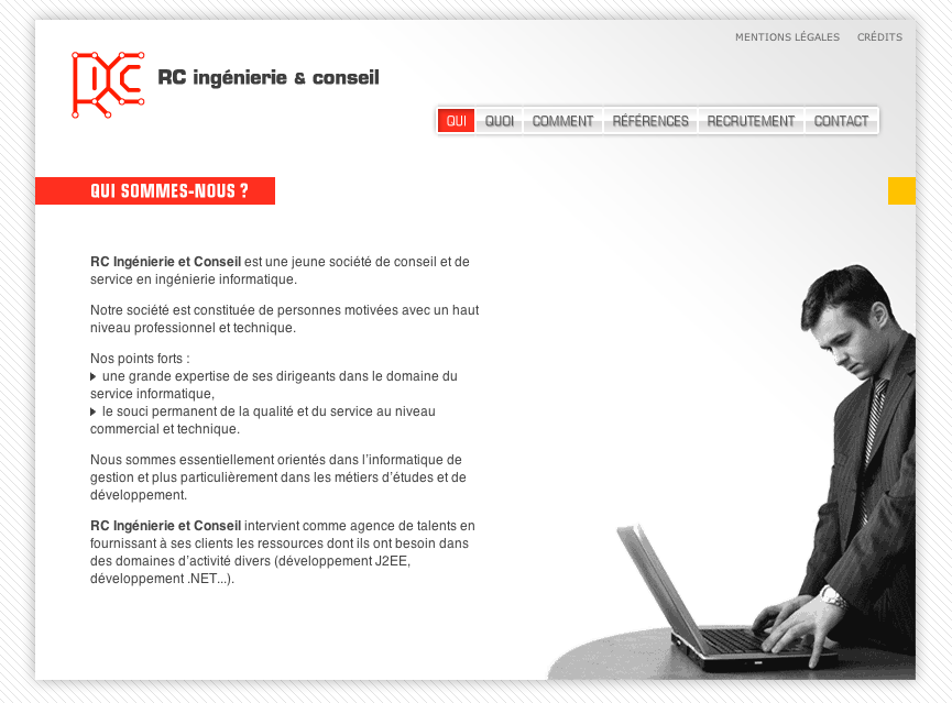 L'image montre une page web d'une entreprise nommée "RC Ingénierie & Conseil". La section présentée semble répondre à la question "Qui sommes-nous ?". On y trouve une description de l'entreprise, indiquant qu'il s'agit d'une société de conseil et de service en ingénierie informatique, axée sur l'expertise dans plusieurs domaines. Le design est épuré, avec un homme en costume qui semble réfléchir ou travailler sur un projet. La mise en page inclut des éléments de navigation comme "QUI", "QUOI", "COMMUNIQUÉ", "RÉFÉRENCES", ainsi que des mentions légales et des crédits.