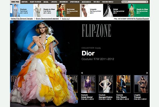 L'image présente un mannequin défilant lors d'un événement de mode, portant une robe de la collection Dior Couture automne/hiver 2011-2012. La robe se distingue par ses couleurs vives et ses drapés artistiques, allant du jaune au blanc, créant une silhouette dynamique et élégante. Le fond sombre met en valeur le vêtement, accentuant les détails de la création. Le design témoigne du savoir-faire et de la créativité associés à la haute couture.