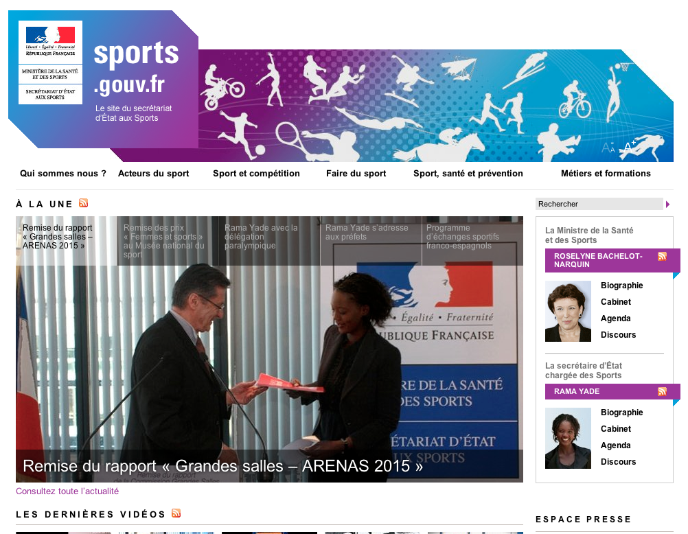 L'image présente la page d'accueil d'un site web dédié aux sports en France. On y trouve des éléments tels que le logo du gouvernement français, des sections pour les dernières vidéos et des informations sur des personnalités liées au ministère des Sports. Au centre, il y a une photo montrant une remise de rapport intitulée « Grandes salles – ARENAS 2015 », où deux personnes échangent un document, symbolisant une interaction officielle ou un partenariat. Les couleurs dominantes sont le bleu et le blanc, typiques des sites gouvernementaux.