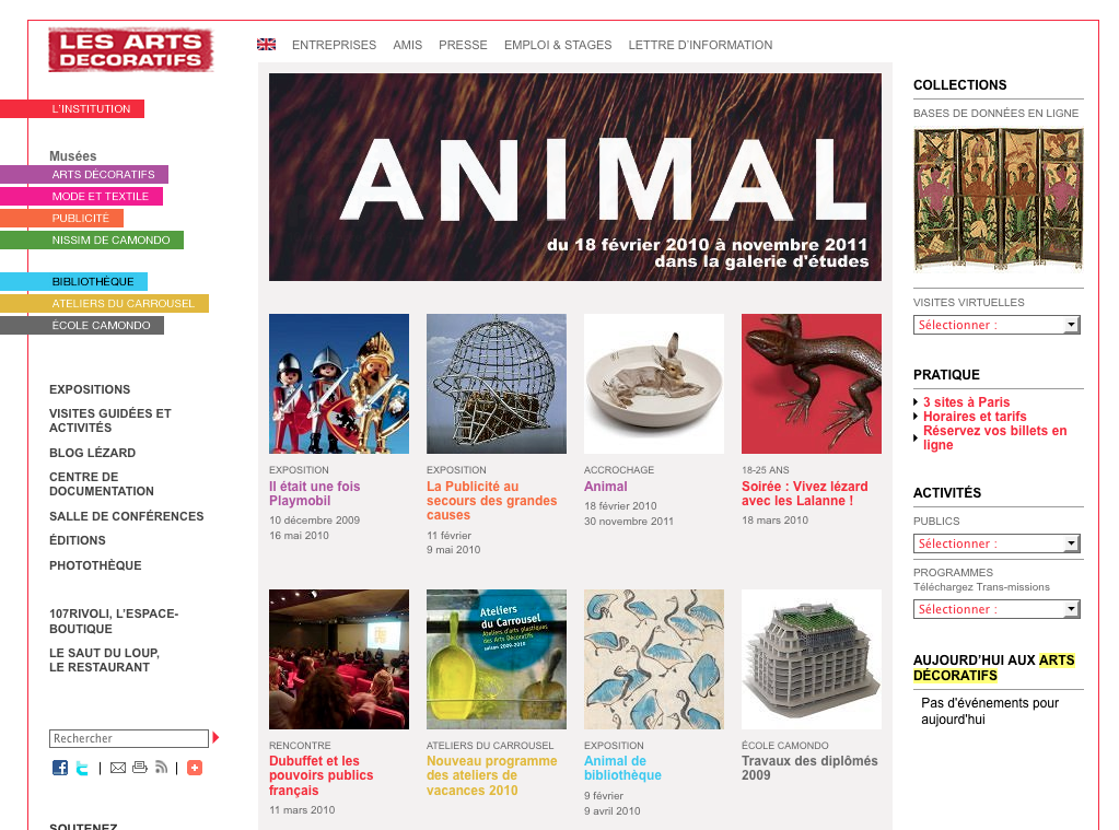 L'image montre un site web dédié aux Arts Décoratifs, présentant une exposition intitulée "ANIMAL" qui a eu lieu du 18 février 2010 à novembre 2011. L'écran inclut diverses sections comme les expositions, la bibliothèque, et d'autres informations sur les collections et les activités. On y voit plusieurs images d'œuvres d'art et d'objets décoratifs illustrant des thèmes liés aux animaux. Les éléments sont organisés de manière à permettre aux visiteurs d'explorer les différentes ressources disponibles.