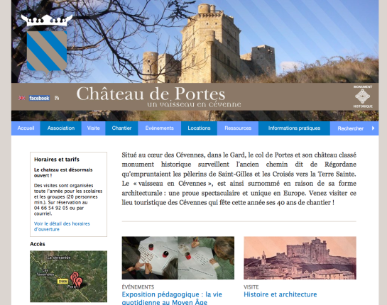 L'image présente un site web consacré au Château de Portes, situé dans le département du Gard en France. Elle affiche des informations sur le château, son histoire et ses horaires d'ouverture. On y voit également une photographie du château, qui semble imposant, avec des tours et des remparts, typiques des châteaux médiévaux. Le texte souligne que le château est classé monument historique et qu'il est associé à des événements historiques liés à la région. Des sections sont consacrées à l'accès, aux horaires, et à des expositions pédagogiques.