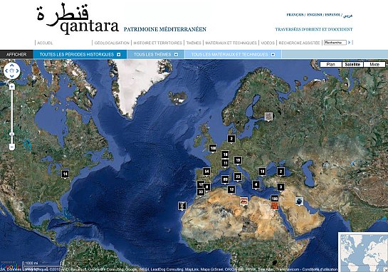 L'image montre une carte interactive du patrimoine méditerranéen, avec des points numérotés qui indiquent différents sites ou thèmes d'intérêt culturel et historique. La carte est accompagnée de menus en plusieurs langues, dont le français, l'anglais et l'espagnol. On peut voir des éléments tels que des descriptions de périodes historiques, des matériaux et techniques, ainsi qu'une option pour la recherche. L'interface semble conviviale, invitant les utilisateurs à explorer le patrimoine de la région.