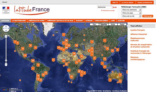 L'image semble être une capture d'écran d'une carte interactive intitulée "Latitude France". On y voit le monde avec une diversité de points marqués qui représentent des lieux, probablement liés à des lycées français, des alliances françaises, des établissements scolaires, ainsi que des missions archéologiques et d'autres symboles associés à la coopération et à l'action culturelle à l'étranger. La carte met en évidence la présence française à travers le globe, avec des annotations ou des légendes en rapport avec ces établissements.