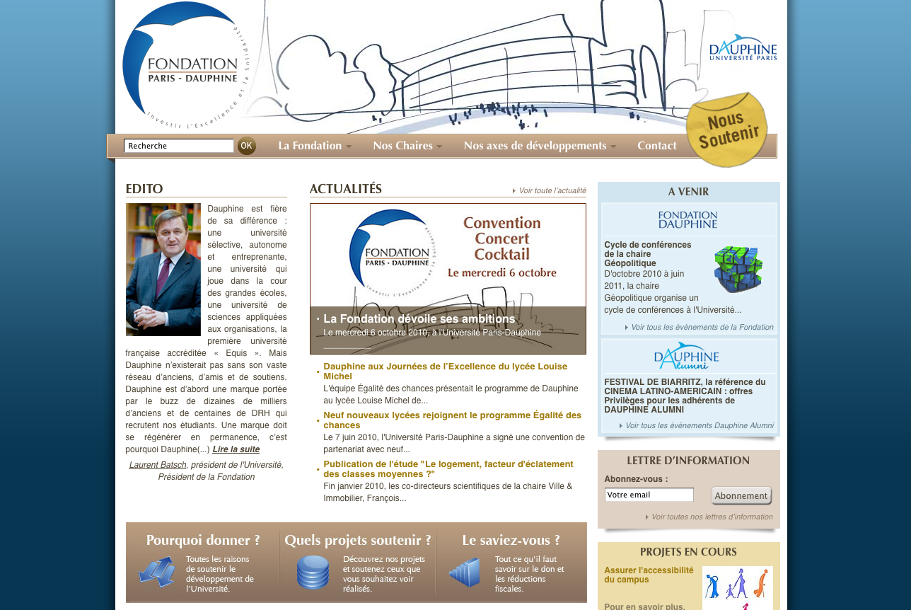 L'image montre la page d'accueil d'un site web de la "Fondation Paris-Dauphine". Le design est sobre et professionnel, avec un fond bleu dégradé et une disposition claire des informations. On y trouve une section éditoriale, des actualités, des événements à venir et des liens vers des informations supplémentaires. Un portrait d'un homme est visible, probablement le président ou un responsable de la fondation. Le texte mentionne divers programmes et événements liés à la fondation, ainsi que des initiatives pour promouvoir l'excellence et l'engagement social.