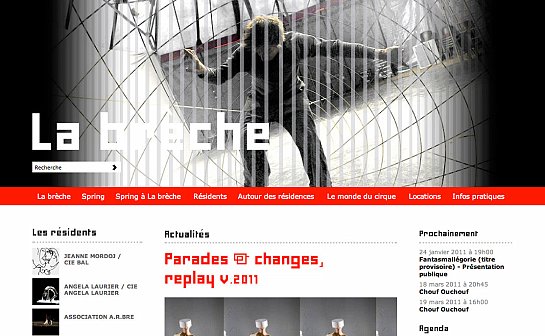 L'image présente une interface de site web intitulée "La brèche". Le design est contemporain, avec une palette de couleurs principalement en noir et blanc, accompagnée de touches de rouge. On y voit un homme au centre, probablement un artiste, interagissant avec des éléments de décors, suggérant une thématique artistique ou de performance. Le site fournit également des actualités et des informations sur des événements à venir, avec des sections mentionnant des projets et des compagnies artistiques. La mise en page est moderne, facilitant la navigation à travers les contenus proposés.