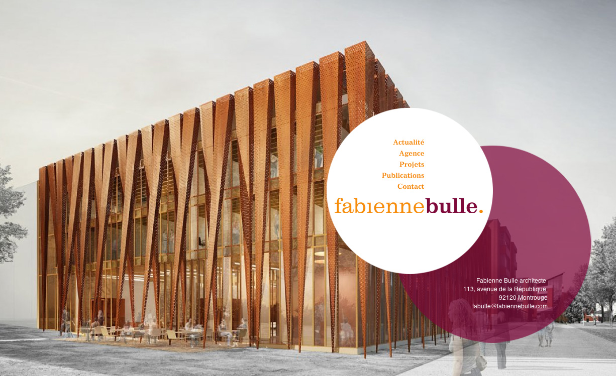 L'image présente une vue architecturale d'un bâtiment moderne avec une structure en bois. Le design se distingue par des lignes épurées et une façade originale. Sur la droite, on trouve un cercle avec le texte "fabiennebulle" qui représente une agence d'architecture, comprenant des informations sur l'agence, les projets, et les publications. Le tout est accompagné de couleurs harmonieuses qui renforcent l'aspect professionnel et contemporain.