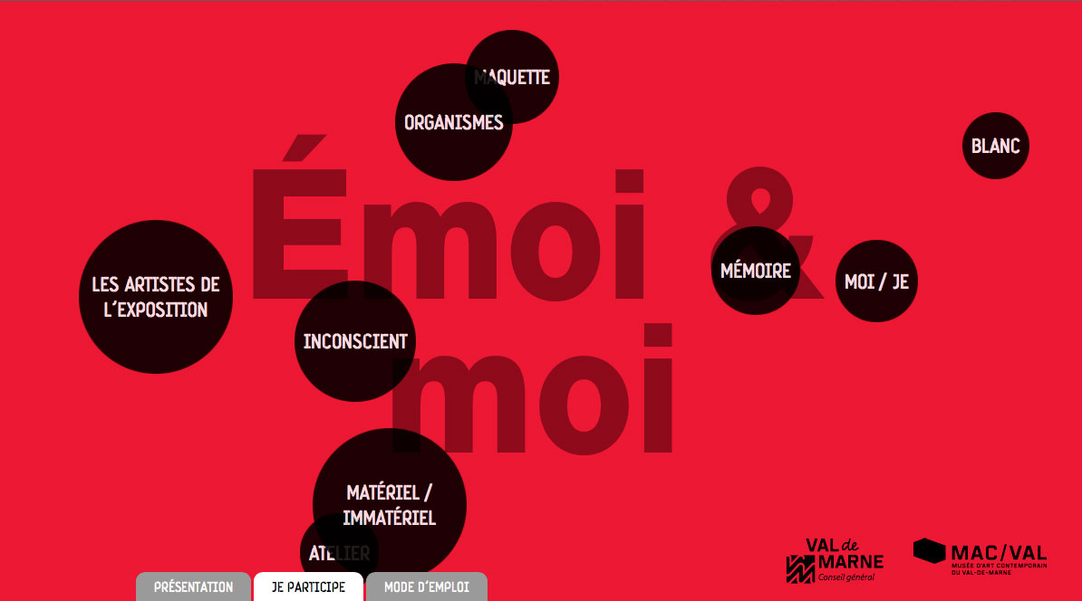 L'image semble être une interface ou une affiche interactive liée à une exposition intitulée "Émois & moi". On y trouve des mots en lien avec l'exposition, tels que "mémoire", "inconscient", "organismes", et "matériel/immatériel", affichés dans des cercles noirs sur un fond rouge. Le mot "blanc" est également présent, suggérant un élément de contraste. Les éléments semblent inviter à la réflexion sur les thèmes abordés dans l'exposition, tout en impliquant les visiteurs dans un processus participatif.
