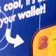 L'image montre un fond coloré avec un texte en anglais qui semble faire la promotion d'un produit, mentionnant que quelque chose est "cool" et qu'il pourrait l'améliorer pour votre portefeuille. Il y a aussi une flèche qui pourrait indiquer une direction ou un point d'intérêt. La composition suggère un aspect marketing ou publicitaire.