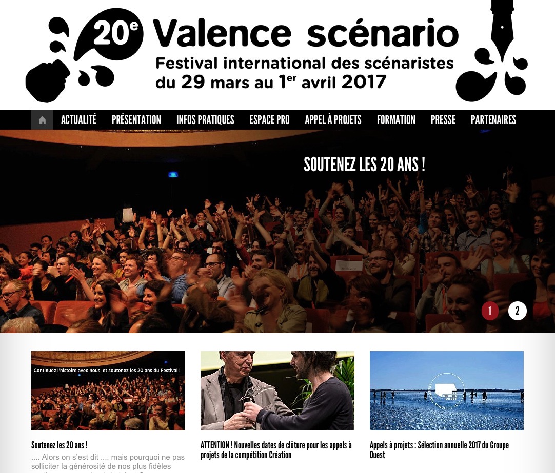 L'image montre une page d'accueil d'un site web dédiée au Festival international des scénaristes "Valence scénario". Sur la page, on trouve des informations sur l'événement, y compris les dates du festival, qui s'est déroulé du 29 mars au 1er avril 2017. Il y a une section de présentation avec un appel à soutenir le festival et une photo de personnes dans une salle, probablement enthousiaste et engagée. En bas, il y a des liens vers des actualités, des projets, et des partenaires. Cela évoque une atmosphère festive et collaborative autour de l'écriture de scénarios.
