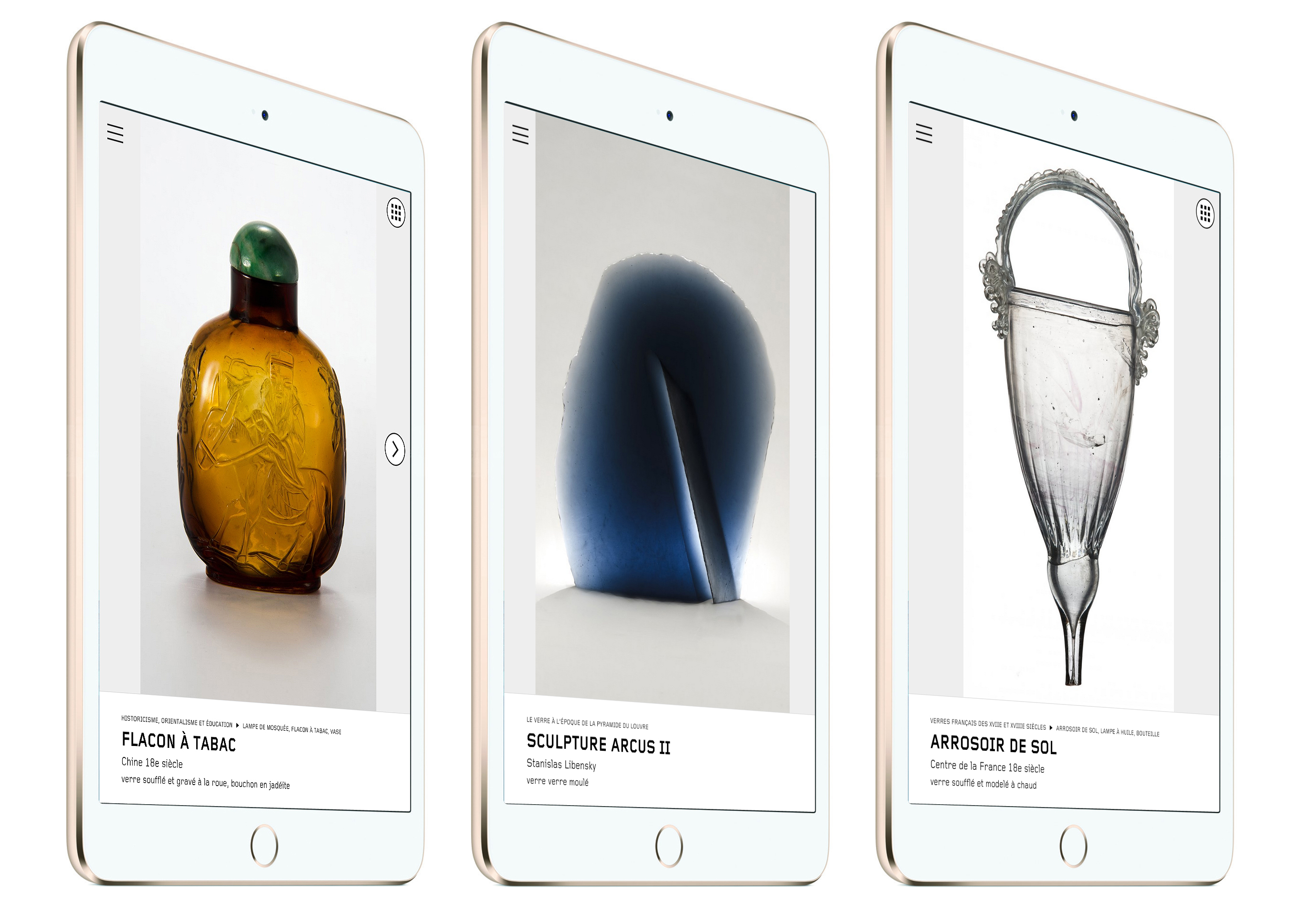 L'image montre trois objets présentés sur des tablettes. À gauche, un flacon à tabac de forme arrondie, de couleur brunâtre. Au centre, une sculpture nommée "Arcus II", caractérisée par sa forme abstraite et une teinte bleue. À droite, un arrosoir en verre avec un design élégant, orné d'un bec délicat. Chaque objet est présenté de manière distincte, mettant en valeur leur design artistique et leur fonctionnalité.