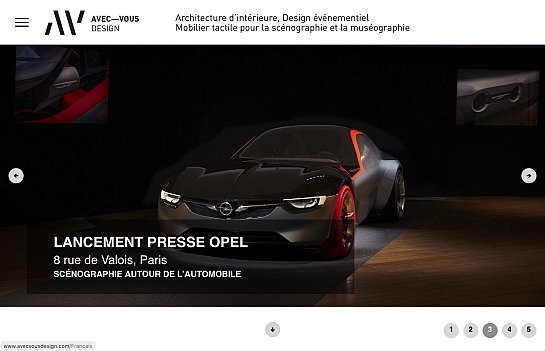 L'image montre une automobile moderne et futuriste mise en valeur dans un cadre sombre et élégant. La voiture, aux lignes aérodynamiques, est présentée sur un podium, entourée d'une ambiance de lumière tamisée qui accentue ses formes. Le fond est minimaliste, ce qui permet de concentrer l'attention sur le véhicule. En bas, on peut voir des informations sur l'événement de lancement de l'Opel, situé à Paris.