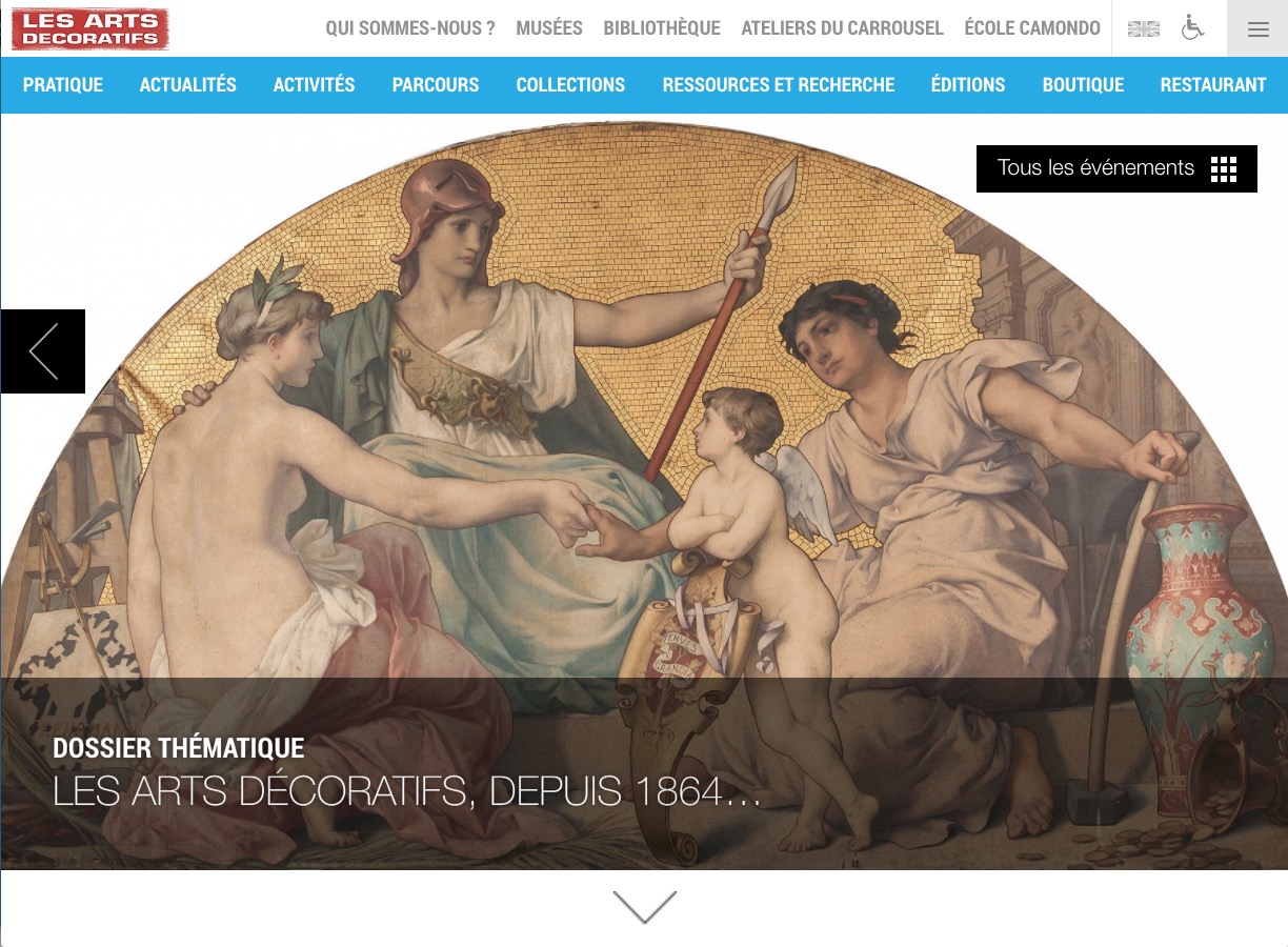 L'image semble représenter une œuvre artistique classique, typique du style décoratif. On y voit deux figures féminines, probablement personnifiant des idéaux artistiques ou culturels, entourant un enfant. Le décor en arrière-plan est riche, avec des motifs dorés, ajoutant une ambiance opulente à l'ensemble. Les couleurs sont douces et harmonieuses, créant une atmosphère apaisante. L'œuvre évoque des thèmes de protection, de créativité et de transmission du savoir.