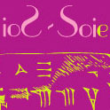 L'image présente un arrière-plan rose vif, avec des éléments graphiques en jaune. On peut y voir des motifs stylisés qui évoquent des formes abstraites. Le mot "Soie" est écrit dans une typographie originale, ajoutant une touche artistique à l'ensemble. L'image semble avoir une esthétique moderne et colorée.