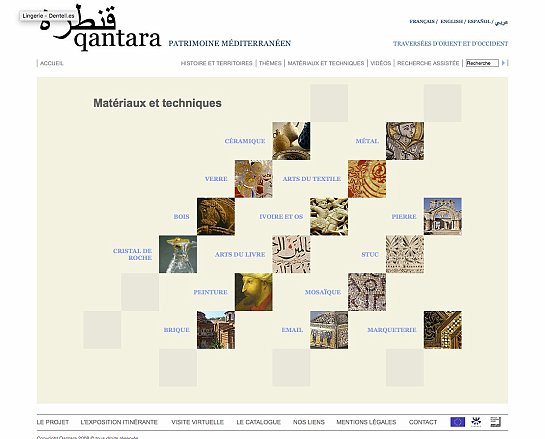 L'image semble être une capture d'écran d'un site web intitulé "Qantara", qui se concentre sur le patrimoine méditerranéen. Elle présente un menu ou un index visuel de différents matériaux et techniques artistiques, tels que la céramique, le métal, le bois, et d'autres. Chaque mot est disposé dans une grille, ce qui donne une impression de diversité des thèmes abordés. Le design est simple et organisé, facilitant la navigation à travers les différents matériaux et techniques.