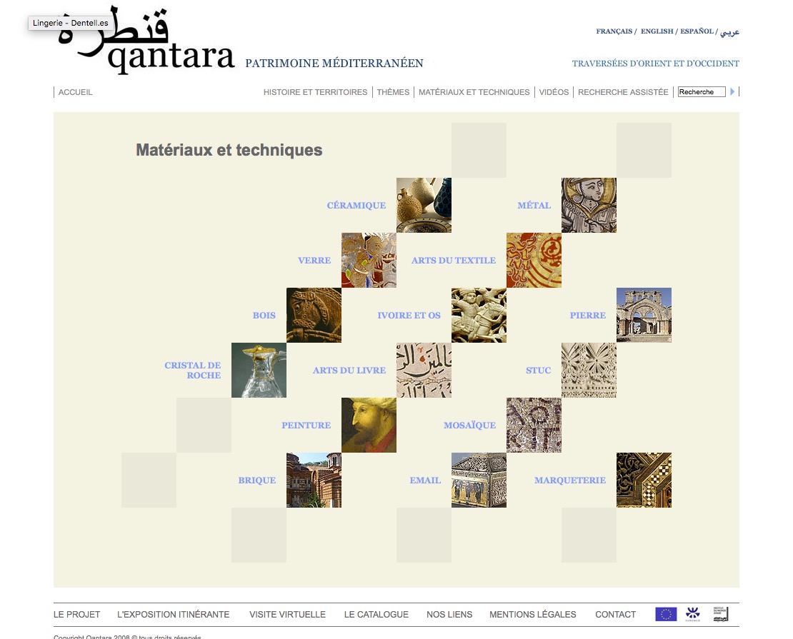 L'image semble être une capture d'écran d'un site web intitulé "Qantara", qui se concentre sur le patrimoine méditerranéen. Elle présente un menu ou un index visuel de différents matériaux et techniques artistiques, tels que la céramique, le métal, le bois, et d'autres. Chaque mot est disposé dans une grille, ce qui donne une impression de diversité des thèmes abordés. Le design est simple et organisé, facilitant la navigation à travers les différents matériaux et techniques.