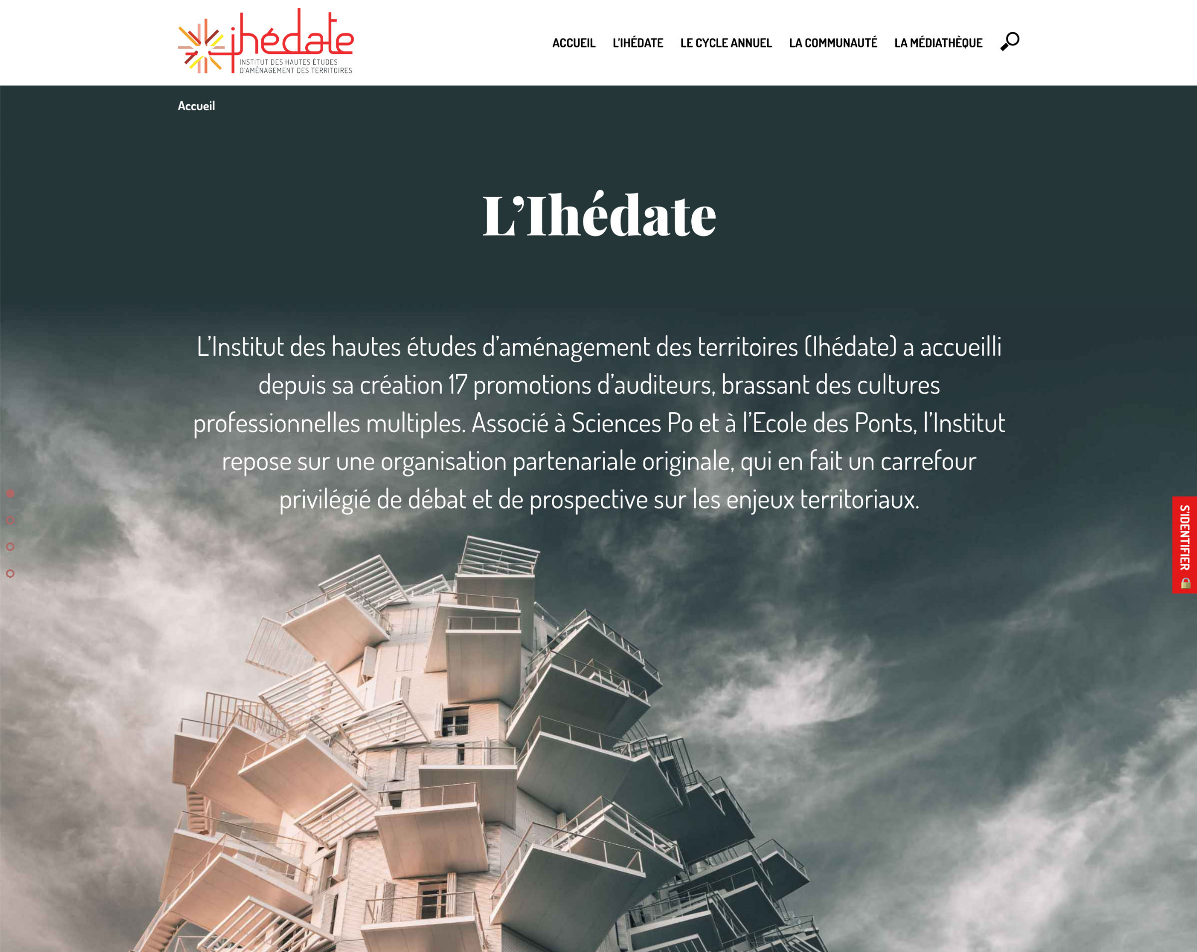 L'image semble représenter un site web de l'Institut des hautes études d'aménagement des territoires (l'ihédate). Le texte mentionne que l'institut a accueilli 17 promotions d'étudiants issus de divers horizons professionnels. Il est associé à Sciences Po et à l'École des Ponts, et se concentre sur les enjeux territoriaux et prospectifs. La présentation évoque une structure moderne ou architecturale en arrière-plan, symbolisant peut-être l'innovation et le développement.