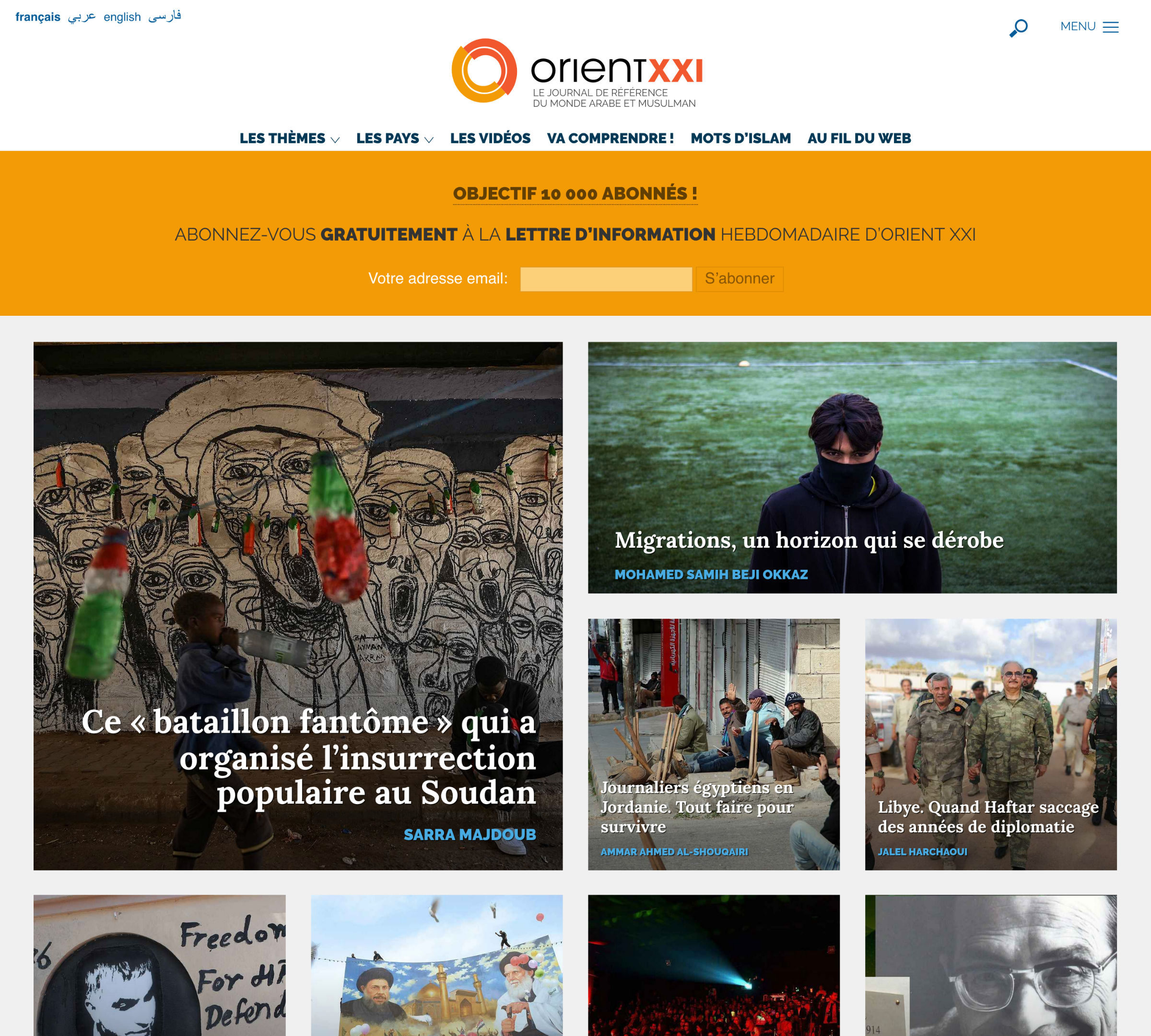 L'image montre un site Web avec une mise en page de journal en ligne. En haut, le logo "Orient XXI" est affiché, suivi d'un appel à s'abonner gratuitement à une lettre d'information hebdomadaire. En dessous, on peut voir plusieurs articles liés à des thèmes variés, tels que des migrations, une insurrection au Soudan, et des portraits d'analystes. Il y a également des images d'art visuel, probablement en rapport avec les sujets discutés. La disposition est colorée et engageante, visant à attirer l'attention du lecteur.