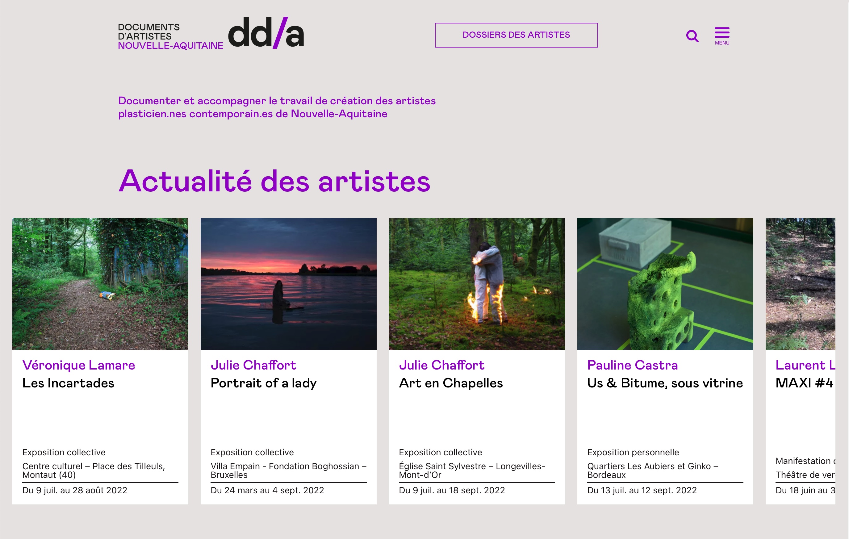 L'image présente une page web intitulée "dd/a" qui semble être dédiée à la documentation et à l'accompagnement du travail des artistes contemporains de Nouvelle-Aquitaine. Il y a une section intitulée "Actualité des artistes" qui met en avant plusieurs artistes et leurs projets. On peut y voir des vignettes pour chacun des artistes mentionnés : Véronique Lamare, Julie Chaffort, Pauline Castra et Laurent L. Chaque vignette inclut le nom de l'artiste, une brève description de leur exposition, ainsi que des dates. L'esthétique de la page est moderne et colorée, avec une disposition claire. Les titres et descriptions sont en français, et une navigation est également présente sur la page.