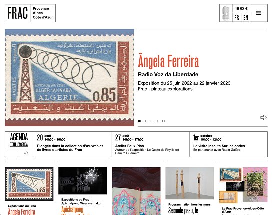 L'image représente la page d'accueil d'un site web, probablement d'un musée ou d'un centre d'art, avec des informations sur une exposition. En haut, on trouve le nom de l'artiste, Ângela Ferreira, et les dates de l'exposition, qui se déroule du 25 juin 2022 au 22 janvier 2023, avec un lien vers "Fract - plateau explorations". Au centre, il y a une illustration d'un timbre postal avec une représentation graphique en rapport avec l'Algérie. En bas, plusieurs sections présentent des événements et activités, comme des visites guidées et des ateliers. Les éléments typographiques sont en français, et l'interface comprend des options de navigation pour explorer davantage le site.