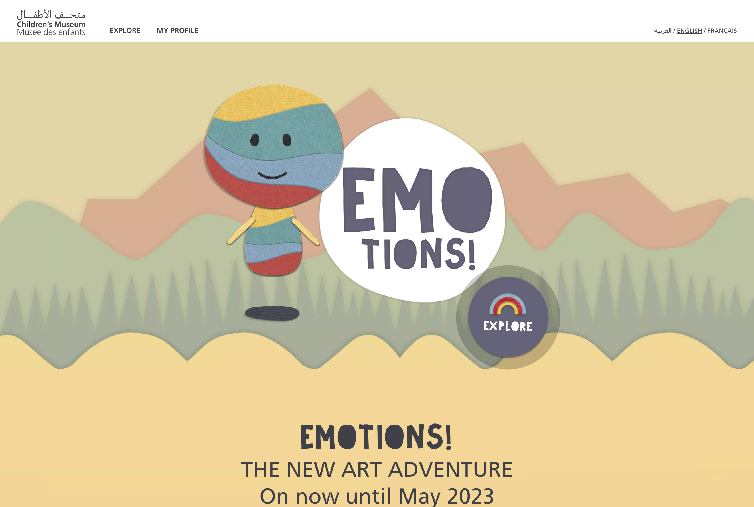 L'image présente une interface de site web pour un musée pour enfants. Au centre, il y a un personnage coloré qui semble joyeux, avec un corps fait de bandes de différentes couleurs. Le mot "EMOTIONS!" est affiché en grandes lettres et est entouré d'un cercle. En bas, il est mentionné que l'aventure artistique "EMOTIONS!" est en cours jusqu'en mai 2023. Le fond montre des collines stylisées avec des couleurs douces. Des options d'exploration sont également suggérées.