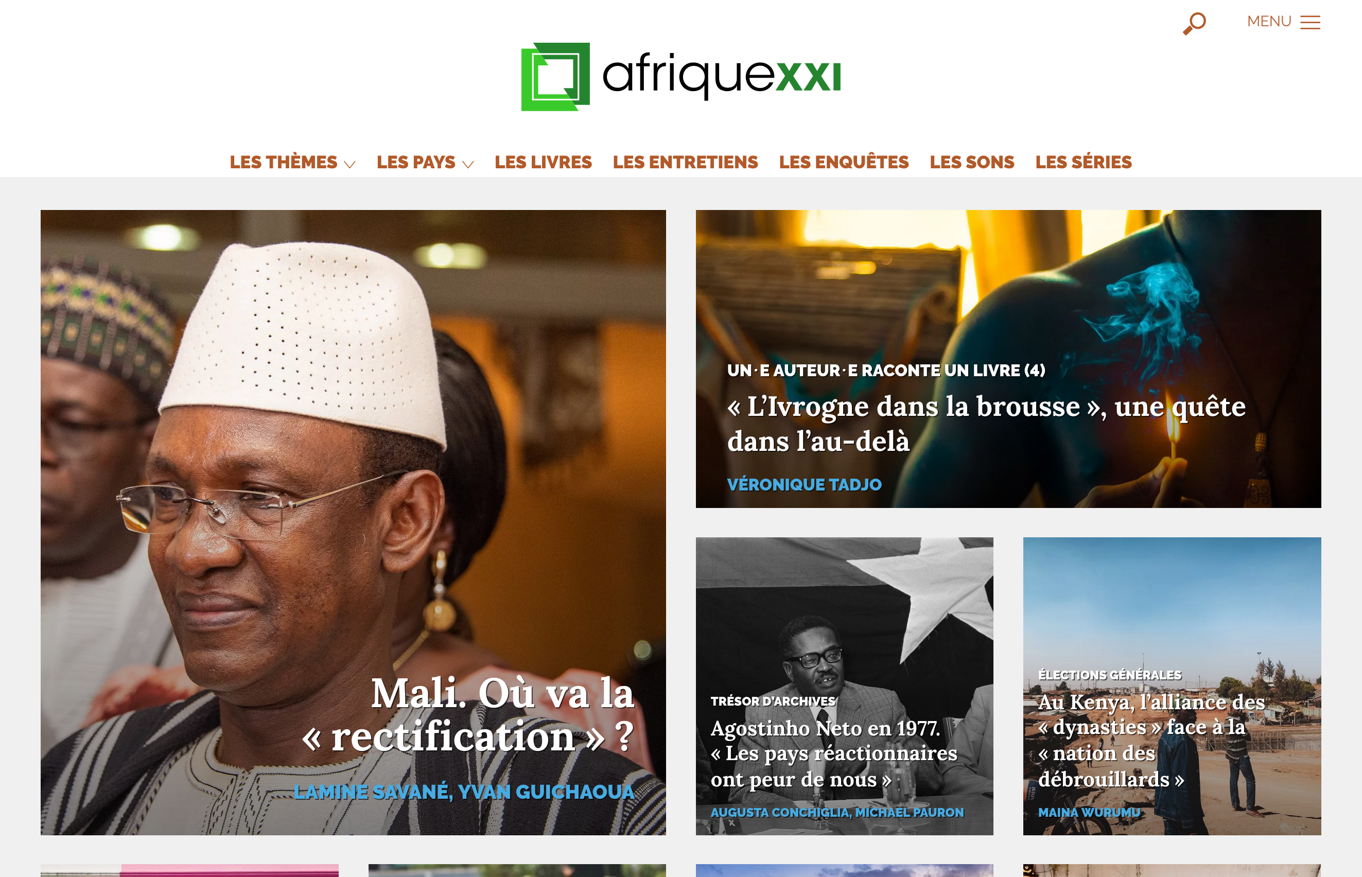L'image montre une page d'accueil d'un site web intitulé "Afrique XXI". On y trouve plusieurs sections, incluant des articles sur différents thèmes liés à l'Afrique, des pays et des enquêtes. Il y a une photo d'un homme portant un chapeau traditionnel, probablement en lien avec un article sur le Mali et la "rectification". Le design est moderne et inclut du texte en français.