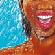 L'image montre un visage souriant, probablement celui d'une personne en train de se baigner ou sous la douche. L'eau ruisselle sur sa peau, créant un effet rafraîchissant. La couleur de la peau semble être riche et chaleureuse, et les lèvres sont d'un rouge vif. L'arrière-plan est bleu, suggérant une ambiance estivale et joyeuse. Les gouttes d'eau ajoutent une texture dynamique à l'ensemble de l'image.